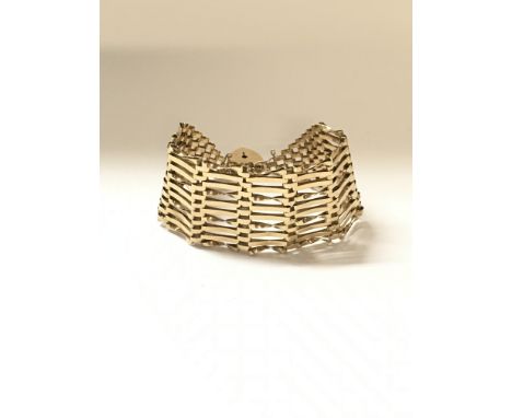 9ct gold gate bracelet. Total weight approximately 19g.
