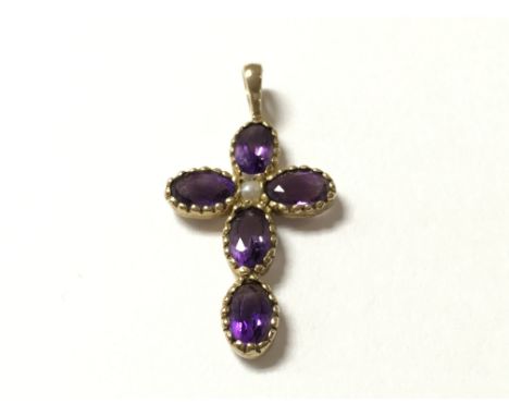 9ct gold cross pendant set with amethyst and centre Pearl. 1.5g.
