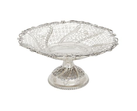 A late Victorian silver footed dish. William Hutton & Sons, Sheffield, 1900. Designed with quatrefoil and foliate pierced sid