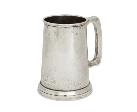 An Indian silver pint mug. Retailed by Jan Bosek, Calcutta, c.1920. Of tapering cylindrical form, the handle with indented th