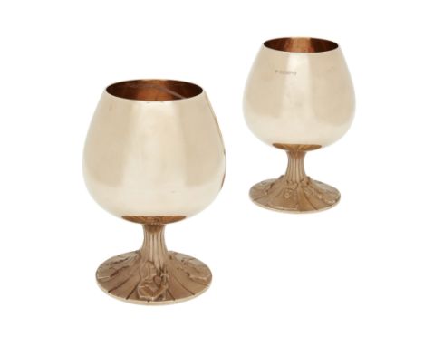 A pair of limited edition 9ct gold brandy goblets. Jack Spencer, retailed by E.W. Payne, Sheffield, 1975. The handmade goblet