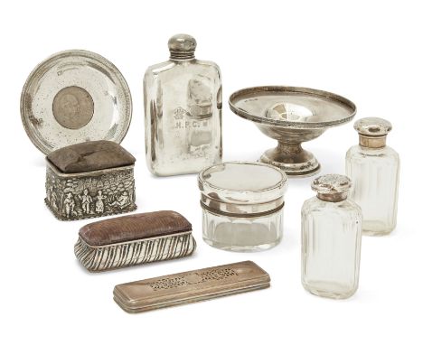 A group of small silver, silver mounted oddments and metal. Various dates and makers. The group comprising: a small Edwardian