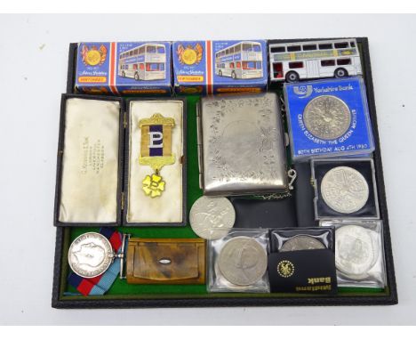 Silver-plate coin purse, two boxed Matchbox 'Silver Jubilee Bus' and another unboxed, 1914 1918 war medal, snuff box, commemo