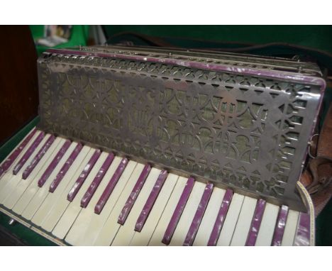 MARINELLI ITALIA ACCORDION SIMILAR TO PAOLO SOPRANI.  A lovely piano accordian / concertina complete with Its original hard c