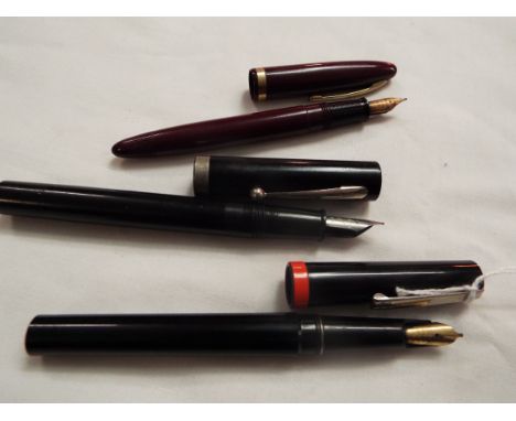 An Osmiroid 'Italic' fountain pen, a black and white metal Sheaffer fountain pen together with a Sheaffer's fountain pen with