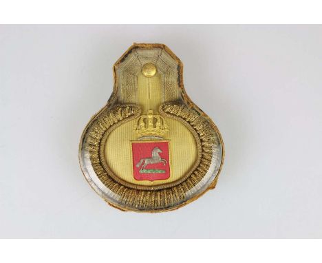 Epaulette eines hannoverschen Beamten, Goldstickerei mit Wappen, Krone und Knopf, in Kartonage mit Glasabdeckung.