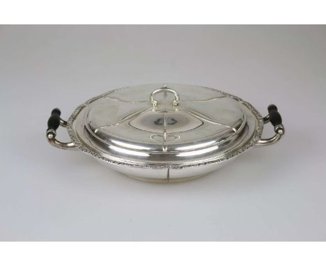Deckelschale mit Handhabe, 800er Silber, Republik Österreich, ab 1922, runde, gestauchte Form, Wandung und Deckel leicht godr