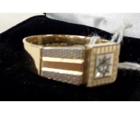 18CT YELLOW GOLD GENTS SIGNET RING WITH CENTRAL BRILLIANT CUT DIAMONDS AND WHITE GOLD PANELS, FEATURING ENGINE TURNED DECORAT
