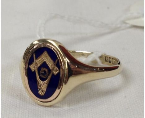 9CT GOLD FREEMASON'S RING WITH COMPASS AND SQUARE INLAID WITH BLUE ENAMEL 