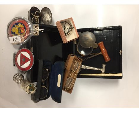 BOX OF ASSORTED ITEMS INCLUDING GILT FRAMED MONOCLE, GEORGIAN HORN FRAMED MAGNIFYING GLASS, TWO PAIRS OF VINTAGE GLASSES, PIN