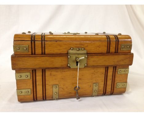 GOOD QUALITY ANTIQUE MINIATURE TRUNK STYLE OAK BOX WITH BRASS FITTINGS AND CORNER PLATES, REMOVABLE TOP TRAY, KEY SUPPLIED ME