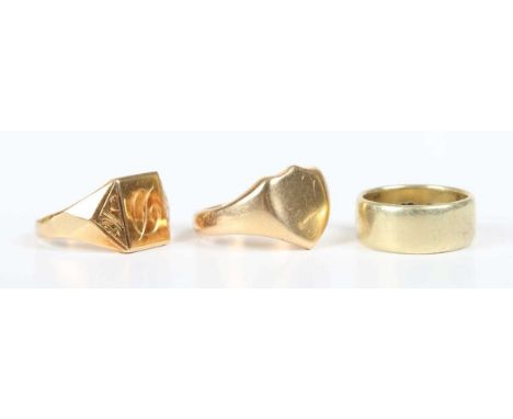 An 18ct gold shield shaped signet ring, London 1916, the interior engraved ‘Brave Bright Patient’, traces of initials to shie