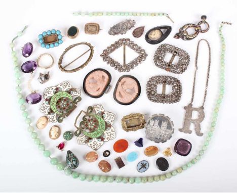 A group of jewellery and further items, including a Victorian silver brooch, detailed ‘Lincoln Cathedral', Birmingham 1888, w
