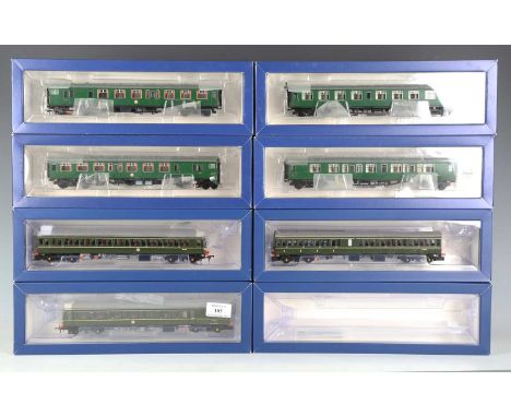 A Bachmann Branch-Line gauge OO No. 35-500 Class 117 three-car DMU set in BR green with speed whiskers, and a No. 31-425 four