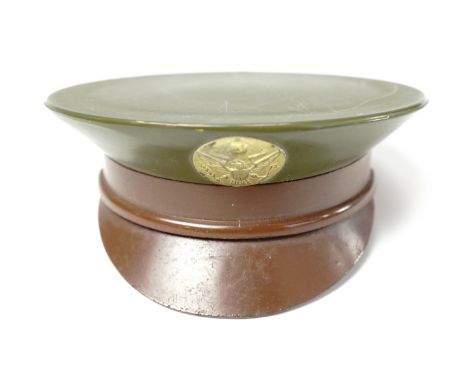 A Second World War sweetheart powder compact in the form of a US Army officer's cap, 4.5 cm