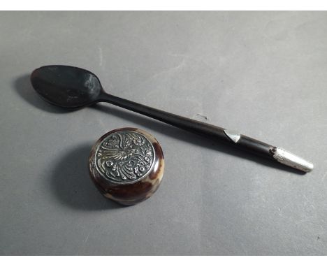A Georgian silver and horn spoon and a silver and tortoiseshell patch box (2)