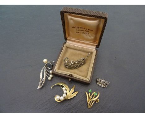 Collection of vintage brooches to include 14k Gold & Pearl