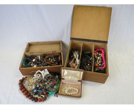 Large collection of vintage & modern costume jewellery