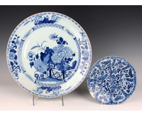 A Chinese blue and white export porcelain circular dish, Qianlong period, painted with a fenced peony garden within a rim of 