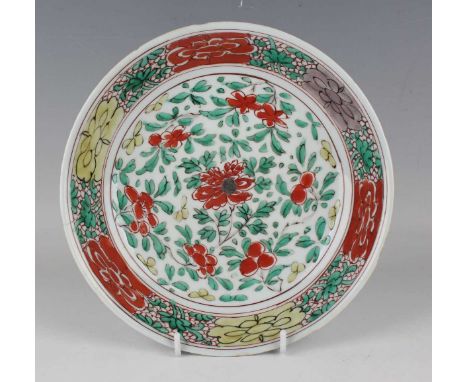 A Chinese famille verte export porcelain saucer dish, Kangxi period, the centre painted with chrysanthemum within a rim of fu