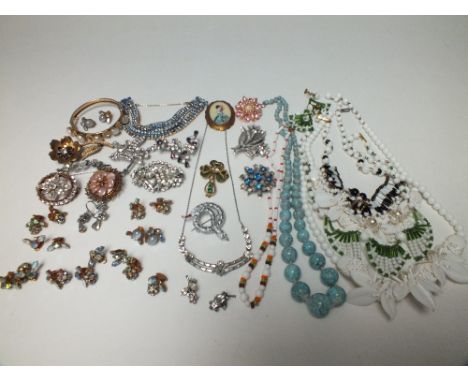 A COLLECTION OF VINTAGE COSTUME JEWELLERY, to include a selection of diamante items, bead necklaces, earrings and brooches et