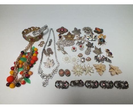 A COLLECTION OF VINTAGE COSTUME JEWELLERY, various styles and periods, comprising a selection of brooches and earrings to inc