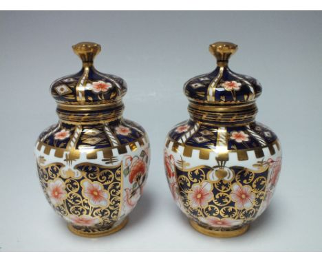 A PAIR OF ROYAL CROWN DERBY IMARI PATTERN LIDDED JARS, gilt finial, printed and painted marks to base, 1925 overall H 13.5 cm