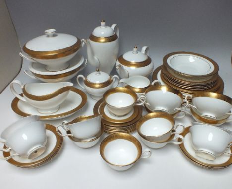 A WEDGWOOD 'ASCOT' PART TEA AND DINNER SERVICE, comprising tea pot, coffee pot, covered sugar bowl, milk jug, sauce boat, ten