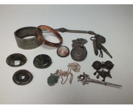 A COLLECTION OF VINTAGE SILVER AND COSTUME JEWELLERY, to include three moss agate silver brooches and a rolled gold buckle ba