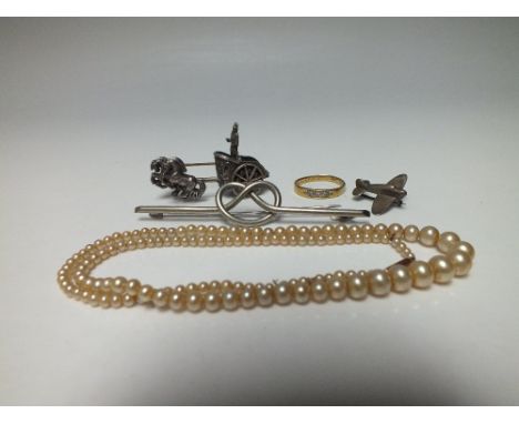 A VINTAGE BROOCH DEPICITING GLADIATOR WITH CHARIOT AND HORSES, together with a single strand of pearls with 9ct gold clasp, a