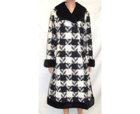 Ladies Vintage Black & White Coat with faux fur collar, approx. size 16 