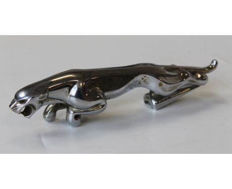 A VINTAGE JAGUAR CAR MASCOT, chrome plated, L 19 cm