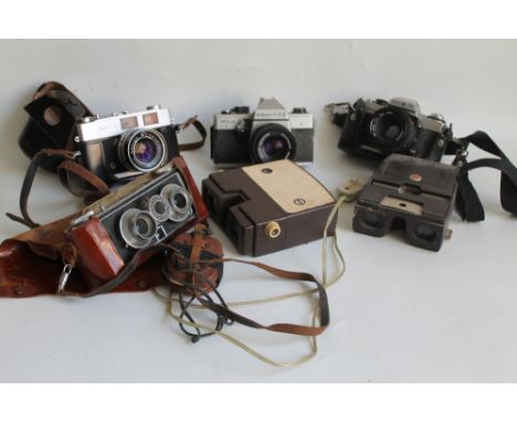 A COLLECTION OF VINTAGE CAMERAS, to include a twin lens 'Lloca' and a 'Minolta XG-M'