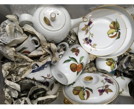 A Large Royal Worcester dinner service comprising teapot, tureen, dinner plates etc