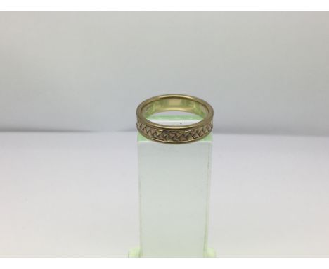 A 9ct yellow and rose gold ring, approx 4.4g and approx size O.