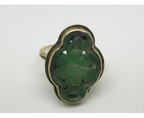 A 14ct gold ring set with jade, approx 4.9g and approx size K-L.