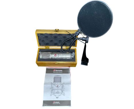 Boxed SE Electronics music / VoiceOver, studio microphone and muffler attachment  1.1kg35x23xx15cmCONDITION: In near unused c