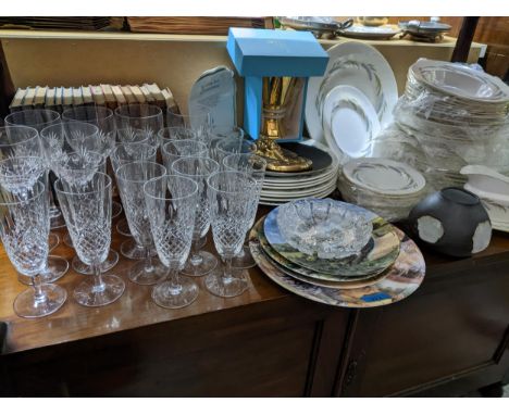 A mixed lot to include a Royal Worcester Harvest Ring pattern part dinner service comprising approx 38 pieces, set of seven W