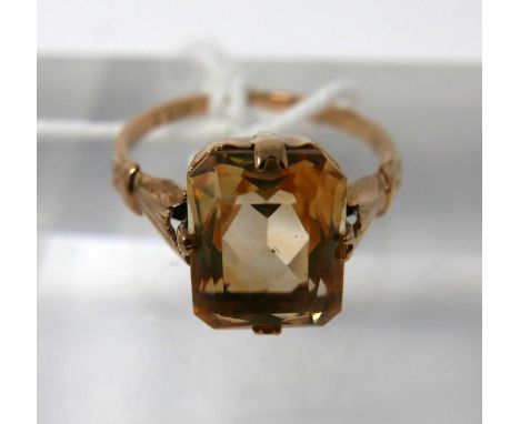 A 9ct yellow gold, Victorian, citrine ring, centrally set with a faceted, rectangular citrine in a 4-claw mount, Size: J 1/2,