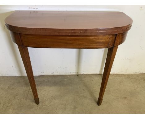 An inlaid Edwardian folding card table with fluted legs.W:90cm x D:44cm x H:72.5cm