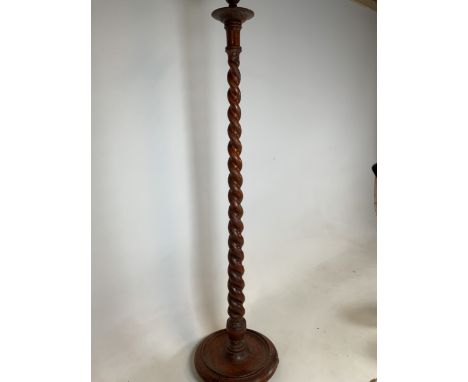 A spiral turned standard lamp. H:150cm