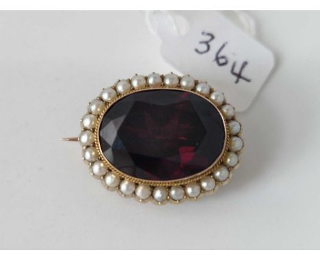 Antique Edwardian Gold oval pearl set brooch set with a central garnet, 8.5g 