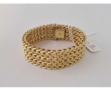 A ATTRACTIVE WIDE CHAIN LINK BRACELET 14CT GOLD 7.5 INCHES 38 GMS