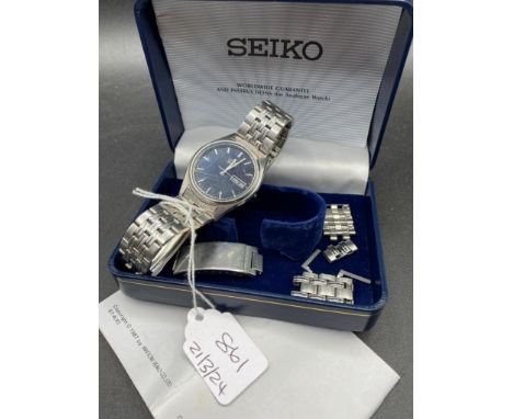 A gents black faced SEIKO wrist watch with seconds sweep and date aperture with spare links boxed