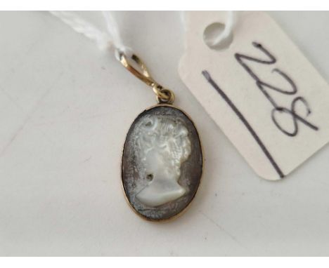 A gold mounted MOP cameo pendant