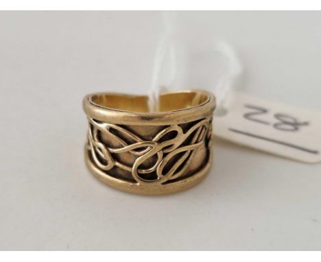 A fancy band ring 9ct size M 5 gms