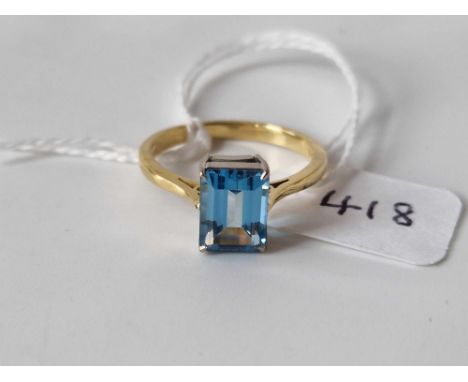 18ct white & yellow Gold hallmarked ring set with a rectangular blue Topaz, 4.1g, size P