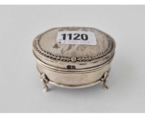 An oval ring box on four pad feet, hinged cover, 2.5" wide, Birmingham 1907 by HM 