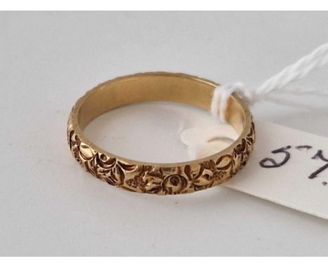 An embossed wedding ring, 9ct, size R, 2.9 g