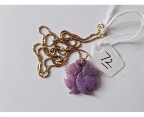 A vintage lilac jade lotus flower pendant on 14ct gold chain 7.1g